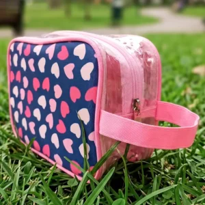 estuche rosado con motivo de corazones